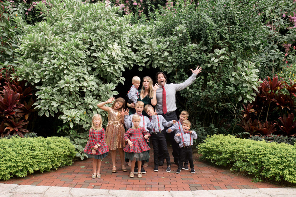 kelly-meinke-how-to-dress-for-holiday-family-photoshoot-large-family